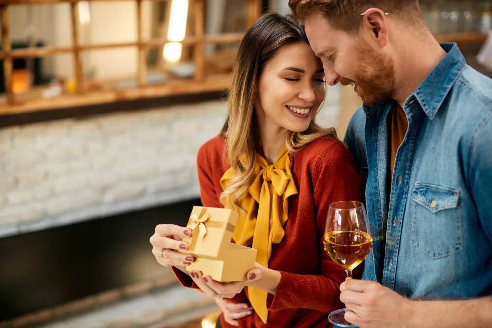 Mann überrascht seine Partnerin zu Hause mit einem Geschenk